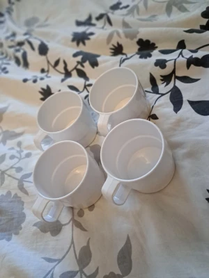 4 st vita plastkoppar – lätta & tåliga - Säljer 4 stycken vita koppar i plast. Lätta och praktiska – passar bra för camping, husvagn, barn eller picknick.  Kopparna är i fint , hela utan sprickor. Säljs tillsammans enligt bilder.  Skickas via posten & köpare står för frakten.   Vid övriga frågor skicka gärna meddelande.  Titta gärna på mina övriga annonser!