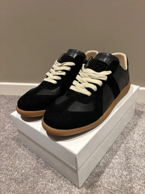 Maison margiela gats - Tjena! Släpper nu iväg mina svarta maison margiela gats. Dom är nästan helt nya och knappt använda! Pris kan diskuteras.