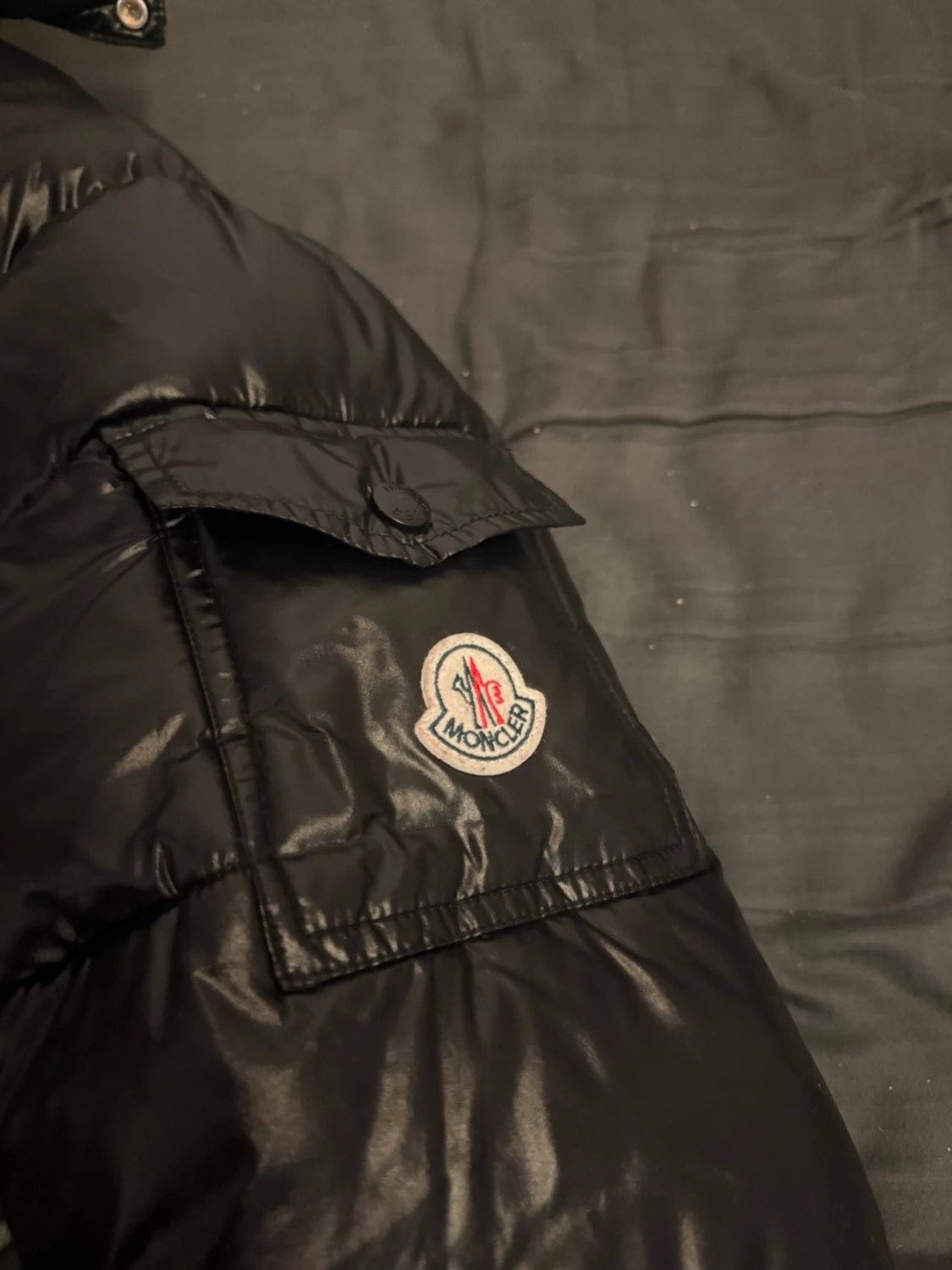 Svart Moncler dunjacka med huva - 1