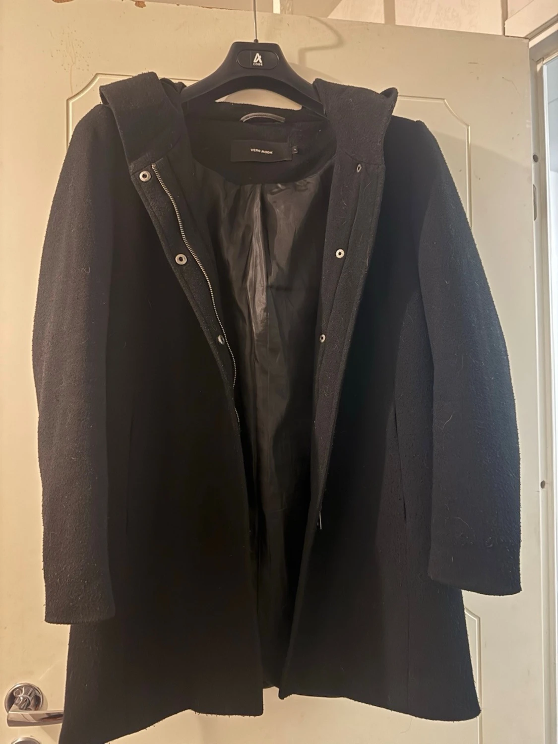 Svart ullkappa med huva 