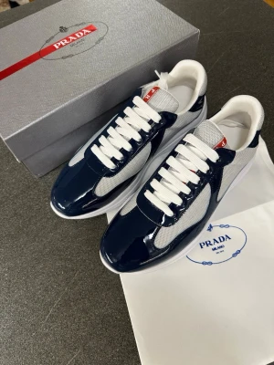 Prada skor - Säljer ett par stiliga navy blue skor perfekt till alla årstider och enkelt att matcha med kläder👌 skriv gärna privat för mer info. Priset kan diskuteras.