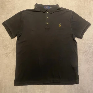 Svart Polo Ralph Lauren  - Jag Säljer en fet pike från Polo Ralph Lauren| skicket på tröjan är bra 8/10 | storlek L | ny pris 2000: mitt pris är 349 | skriv vid frågor och funderingar       
