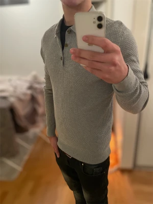 Ljusgrå stickad tröja från John Henric - Skick 10/10✅ | skriv vid frågor eller funderingar!