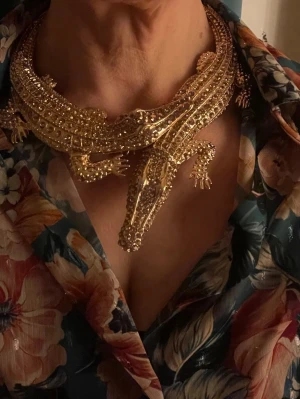 MaxJenny croc accessories halsband  - Unikt halsband i form av två detaljerade krokodiler. Statement-piece som verkligen drar blickarna till sig. Perfekt för dig som vill sticka ut och älskar djurmotiv. Märke:MaxJenny