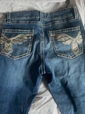 Blåa jeans  - Blåa jeans från Gina har använt en gång passar perfekt i längden och i midjan jag är 172cm 💕