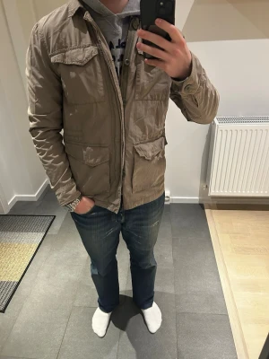 GAP field jacket | S - Skön tunnare field jacket från gap | bra skick förutom fläck längst ner (se bild) påverkar ej helheten | har du frågor, tveka då inte på att höra av dig ⚜️