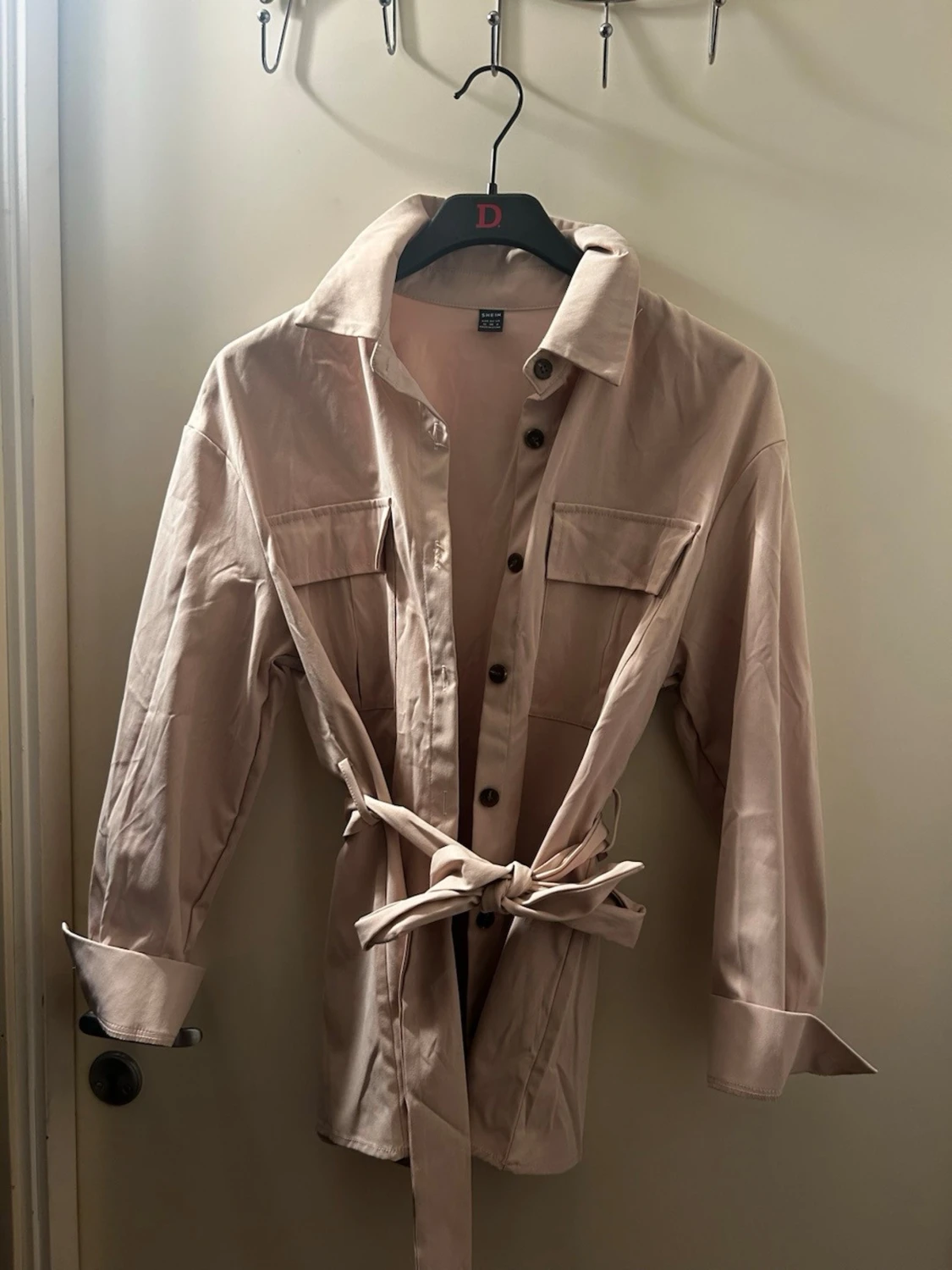 Beige overshirt från SHEIN med bälte