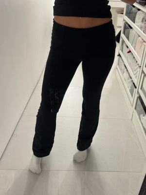 Yogapants - Säljer ett par svarta  yogapants med låg midja. Byxorna är i ett mjukt och stretchigt material som sitter skönt och följer kroppen. Perfekta till en avslappnad och trendig look.