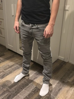 Grå slim straight jeans - Säljer ett par grå jeans med slim straight passform.  Köpta från espirit. Som nyskick. Storlek 31/32. 