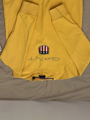 Gant gul sweater - Small, 146- 152 för barn, min barn har ändrat stil och vill inte ha på sig de, de är i bra condition