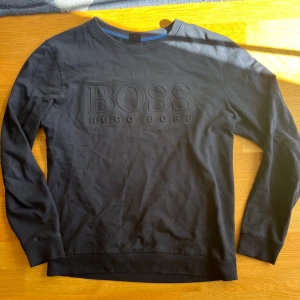 Hugo Boss tjocktröja - Säljer min hugo boss tröja. Säljer pga att den är för liten. 