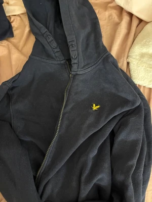 Lyle&scott ziphoodie - Blivit lite nopprig eftersom den tvättats mycket men inga större defekter 