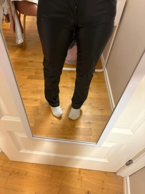 Skinnbyxor - Super fina. Sitter dock lite tajt på mig nu. De är stora i storleken