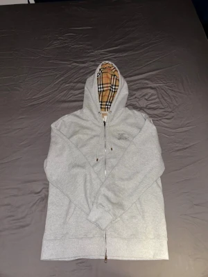Burberry hoodie  - Grå burrberry Hoodie i storlek L 