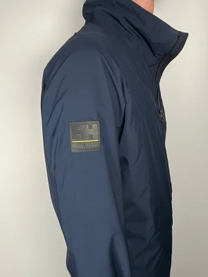 Helly Hansen jacka - Säljer en riktigt snygg och trendig Helly Hansen jacka i fint skick, storlek M, vid frågor är det bara att skriva //Gramenti