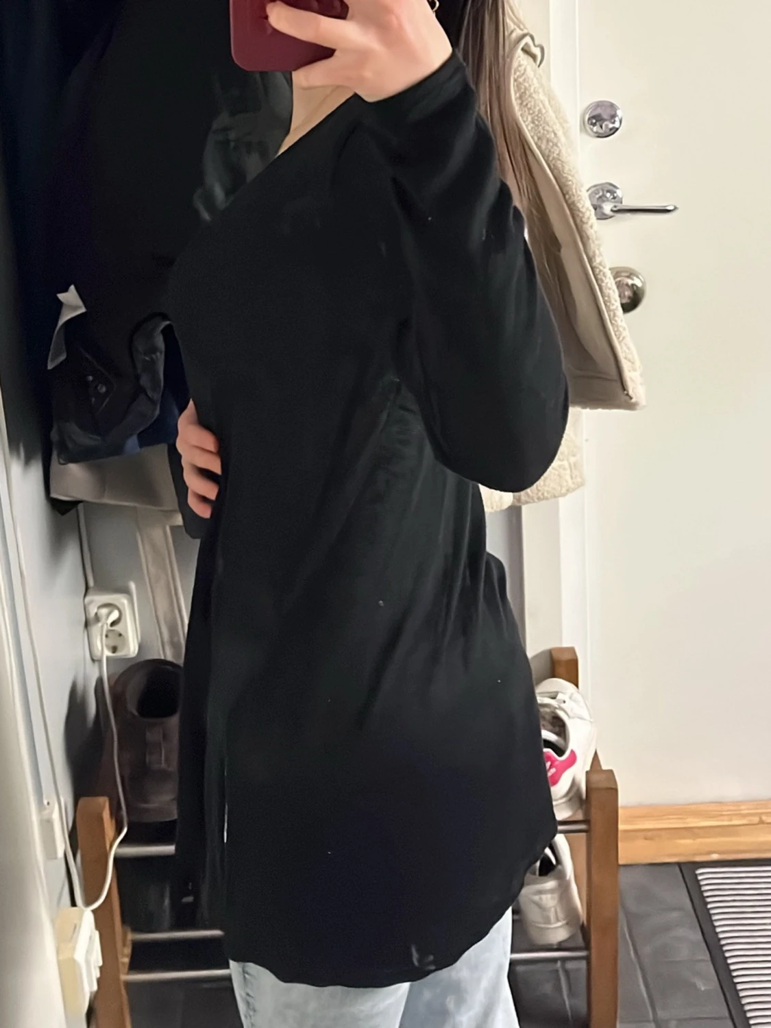 Svart lång kofta i mjukt material - 1