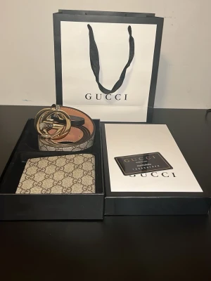 Gplånbok och bälte bundle pack - Bälte + plånbok bundle pack Stilrent set som passar perfekt till både vardag och fest. Tillverkade i hög kvalitet med ikoniskt mönster. Plånboken har plats för kort och sedlar. Säljs som paket till bra pris – redo att användas direkt.