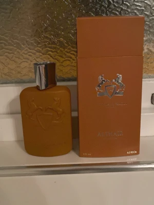Althaïr EdP 125ml - Endast testad. Upptäck Althaïr från Parfums de Marly – en exklusiv parfym i snygg design. Flaskan rymmer 125 ml och ger en lyxig känsla till din doftsamling. Perfekt för dig som vill sticka ut med stil.