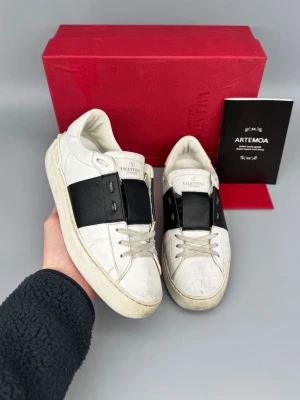 Valentino Open Skor | 36.5  - Fina Valentino Open skor i svart färg. Sitter aningen stora. Original box, kort samt äkthetsbevis ingår!