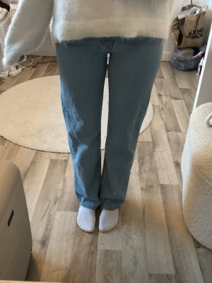 Blå raka jeans från Weekday - Ett par ljusblåa weekday jeans köpta på vinted, men dem passade tyvärr inte mig… Waist = 27, men det är oklart om längden är 30 eller 32 då det inte står på byxorna och säljaren var osäker. Men innerbenslängden är iallafall 78 cm💞