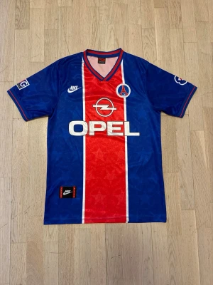 PSG 1995/1996 Jersey - Paris-Saint-Germain 1995/1996 Home jersey Size M Very good condition, only a minor scratch (see last photo)