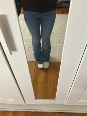 Blå bootcut jeans - superfina bootcut jeans med slitningar, tyvärr är de högmidjade vilket inte passar mig! 