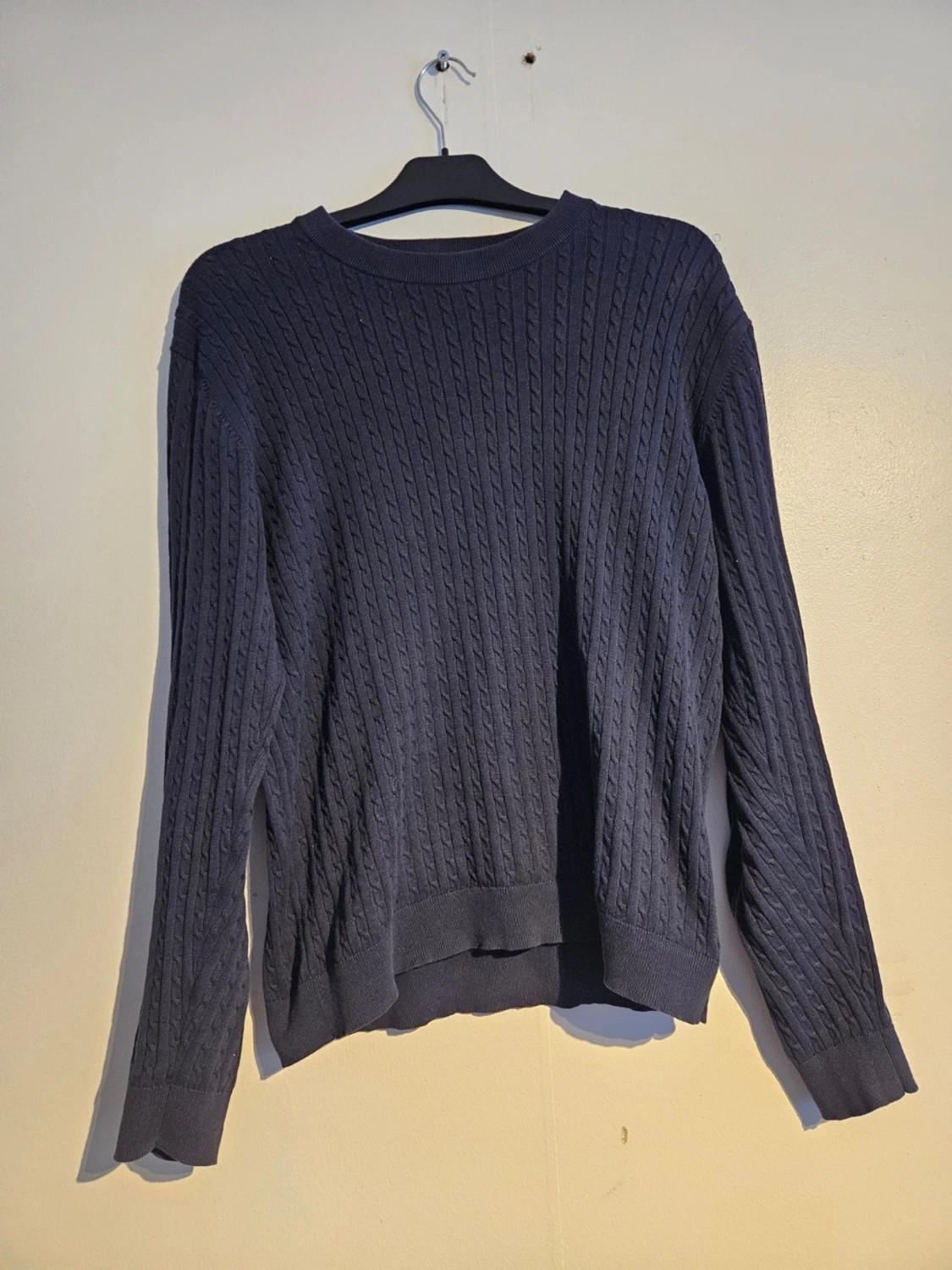 Mörkblå kabelstickad tröja