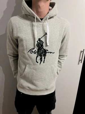 Polo Ralph Lauren hoodie - Säljer nu en unik och stilren hoodie av märket polo Ralph lauren.