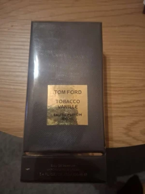 Tom Ford Tobacco Vanille 100ml - Lyxig Eau de Parfum från Tom Ford, Tobacco Vanille, i stor flaska på 100 ml. Perfekt för dig som vill sticka ut med en exklusiv doft och elegant design.