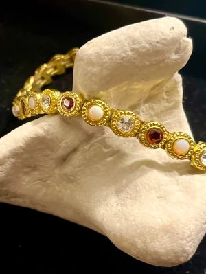 Armband med stenar i mässing  - Vackert armband med gnistrande stenar. 19,5cm långt 7-8mm brett. Använt 1ggr inga skavanker. (Föredrar Swish)