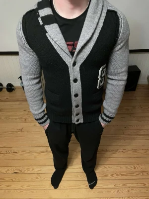 Svart och grå kofta från Replay - Säljer en stickad kofta från Replay i svart och grått 