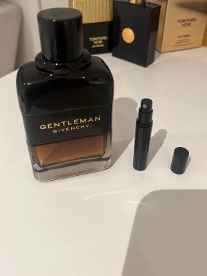 Givenchy Gentlemen Reserve Privee  - Väldigt god, mörk manlig doft. En av mina favoriter. Varm rekommendation. Säljer bara 3ml samples av denna.