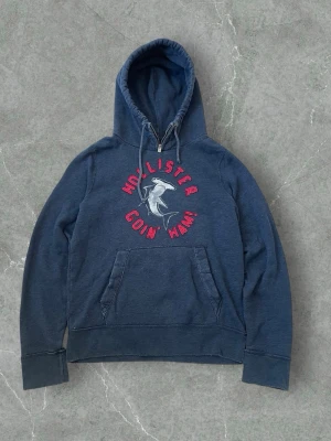 Hollister Hoodie Goin’ Ham Navy Blue – Size XL (Sällsynt) - Hollister navy blue hoodie with “Goin’ Ham” graphic on the front. Soft and cozy with a relaxed fit. Great for casual and streetwear outfits. Size L/XL. Good condition.  #hollister #hoodie #navyhoodie #streetstyle #casualwear #sizeXL #vinted