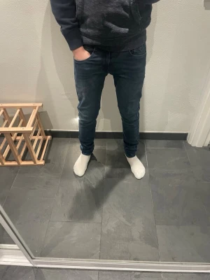 Replay Anbass jeans - Säljer ett par as feta Replay Anbass jeans i mörkblå tvätt. Modellen är anbass med slim i passform. De är snäppet ljusare i verkligheten och är i storleken 27/30. Säljer då jag vuxit ur dem. Pris kan diskuteras vid snabb affär, skriv gärna alla frågor!😃