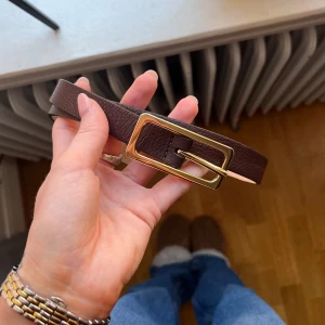 Brunt skärp 🤎 - Säljer detta superfina skräp ifrån ECCO i mörkbrunt läder då jag råkade köpa en för liten storlek🤎 Nypris 800kr, helt oanvänt