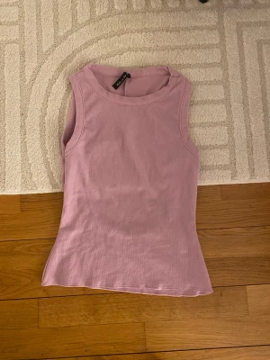 Ljuslila linne med öppen rygg - Knappt använd, bra skick! Passar mer som strl. 38