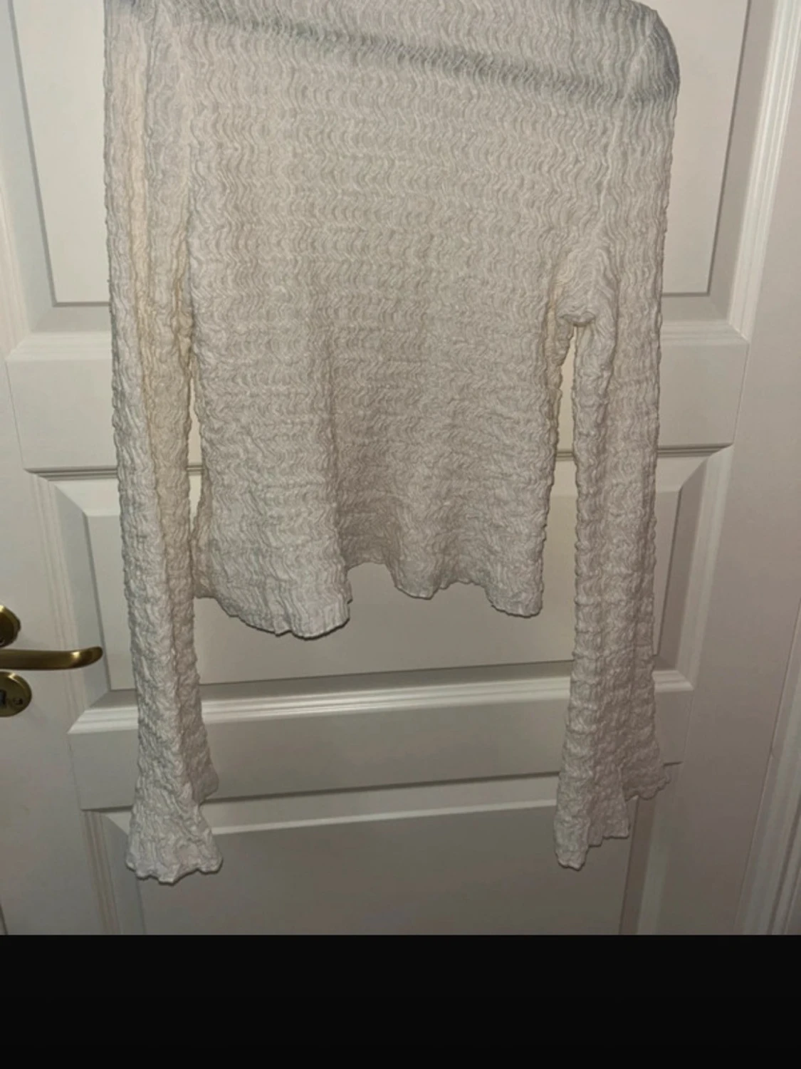 Vit blus med volanger  - 4