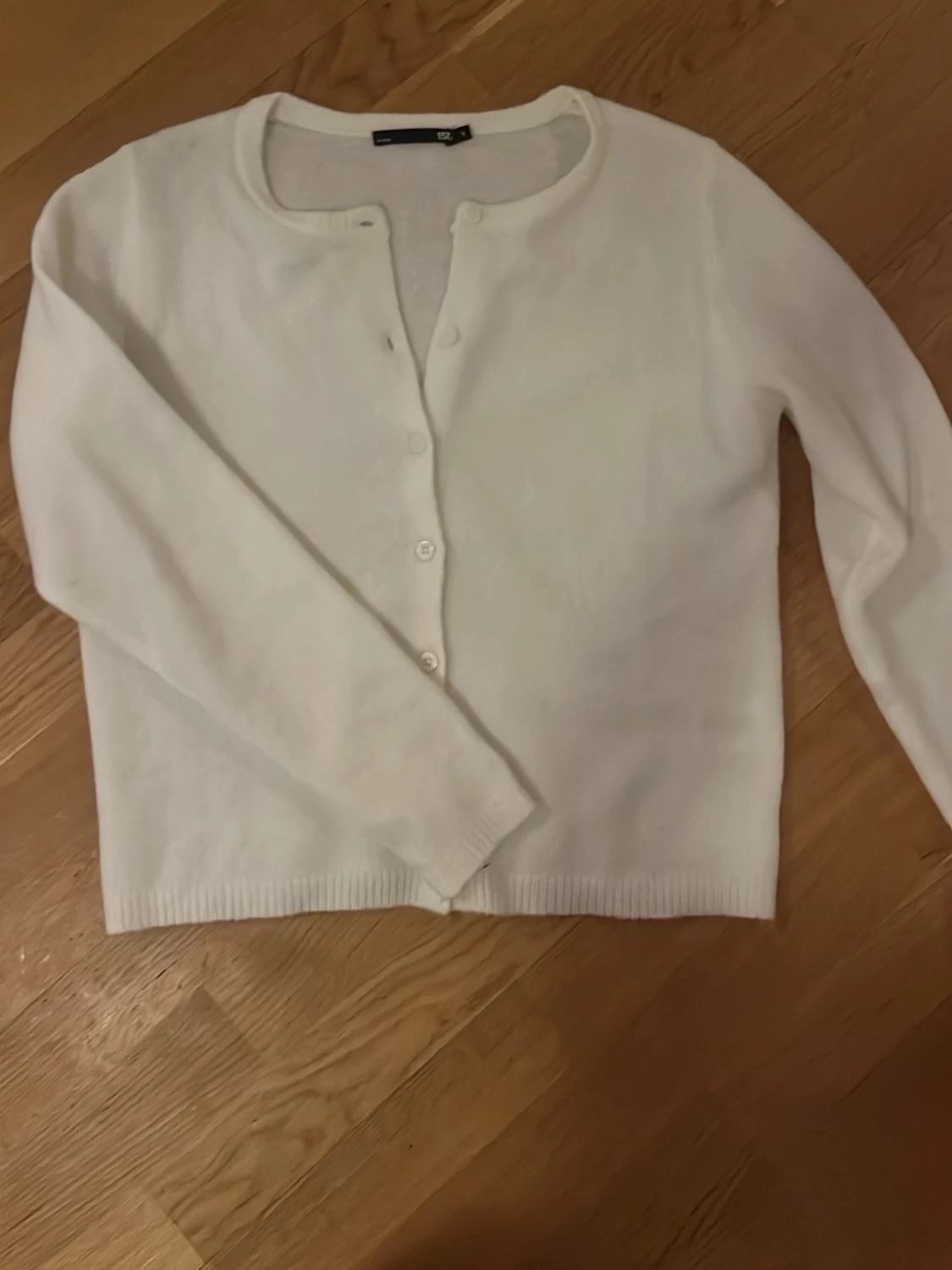 Vit kofta med knappar