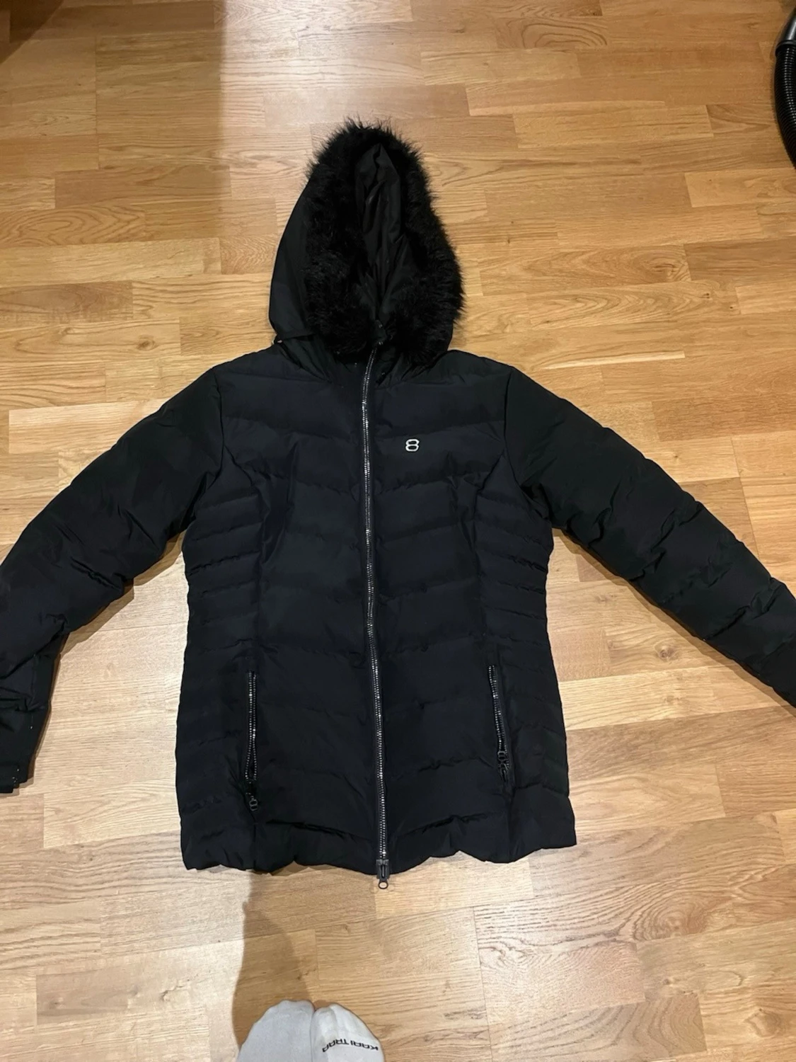 Svart pufferjacka med fuskpäls