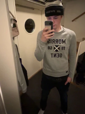 Grå stickad tröja från Morris Gents - Tjena! Säljer nu min grå Morris tröja då jag tyvärr har växt ut den, tröjan är i storlek M, Skriv för minsta fundering💭 