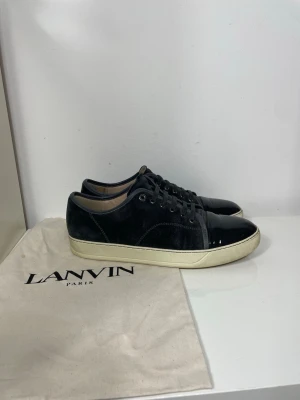 Grå Lanvin cap toe  - Säljer nu dessa grå lanvin cap toe i uk 10 som motsvarar 44 men passar även 45, skriv för fler bilder/frågor🙌🏼