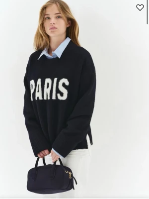 paris tröja  - stickad marinblå tröja med vitt paris tryck från hm💕 knappt använd!