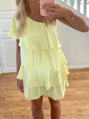 Zara klänning  - Super fin och populär klänning från Zara!