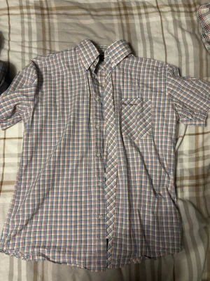 Rutig kortärmad skjorta Ben Sherman - Kortärmad skjorta från Ben Sherman i rutigt mönster med blå, röda och beige toner. Klassisk krage, bröstficka och knappar framtill. Perfekt för dig som gillar en avslappnad men ändå stilren look.