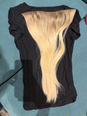 BHBD extentions - BHBD extentions (weft), 150g ca 45cm (klippt från 50cm). Fyra olika fästen, som behöver mikroringar för att fästas. Använda ca 1 månad, och man kan ha dem i 1 år. Olika färger för en slingad effekt. Bästa kvalitet! Men tyvärr känner jag mig finare med kort hår. Nypris ca 7000kr. Bilder på håret kan skickas!