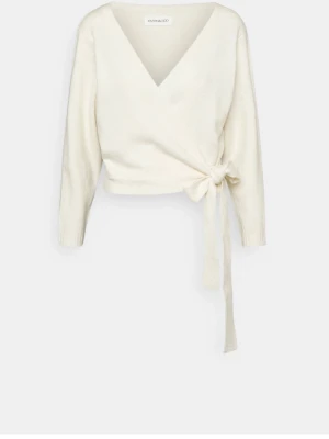 Super snygg Vit omlottkofta från Even&Odd - Säljer en krämvit omlottkofta från Even&Odd med v-ringning och knyt i sidan. Koftan har lång ärm och är gjord i mjukt stickat material. Perfekt för lager på lager och ger en clean look till din outfit. använd 1 gång så den är som ny! 