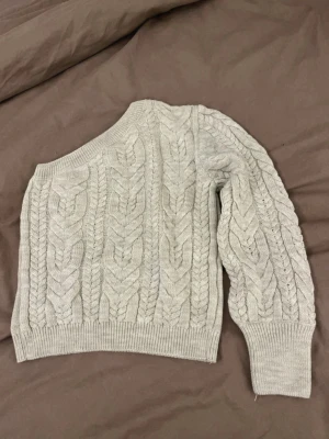 Stickad tröja med en axel - jättefin och mysig stickad tröja med en axel💕meddela om ni har frågor eller funderingar💞