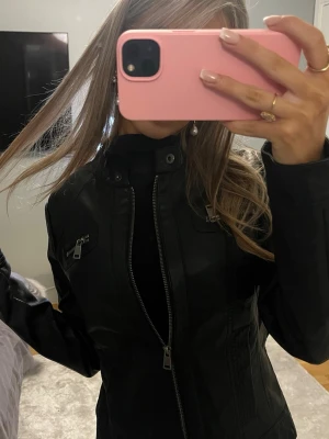 Skinnjacka - Svart tajt skinnjacka