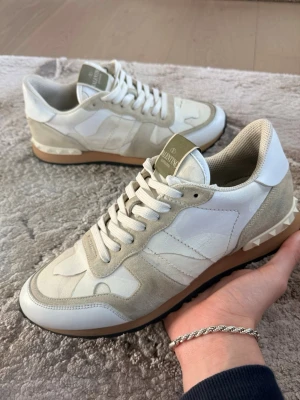 Valentino rockrunner beige - Valentino rockrunner i en riktigt fet modell! Mycket bra skick! 8.5/10. Bara skor tillkommer. Storlek 42. Kontakta mig om funderingar.