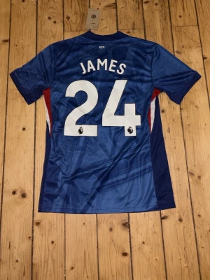 James tröja - Säljer min Chelsea tröja med #24 ”James” på ryggen. Tröjan är helt oanvänd. Tveka inte att höra av er om ni har frågor.